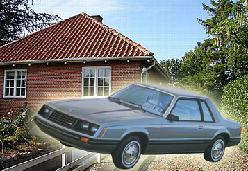 Man får en Ford Mustang årgang 79 med, hvis man køber dette hus i Sønderjylland. Fotomontage: Boliga. Foto: Nybolig