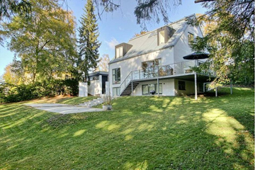 René Difs Holte-villa ligger ud til Furesø-kanalen. Foto: Estate Mæglerne