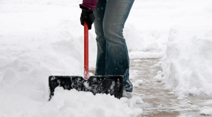 Så er det snart tid til at fjerne sne på fortovet. Foto: iStockphoto