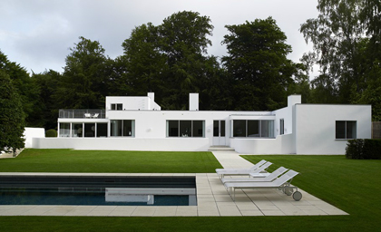 Der hører både swimmingpool og tennisbane til luksusvillaen i Klampenborg. Foto: Kristian Lützau