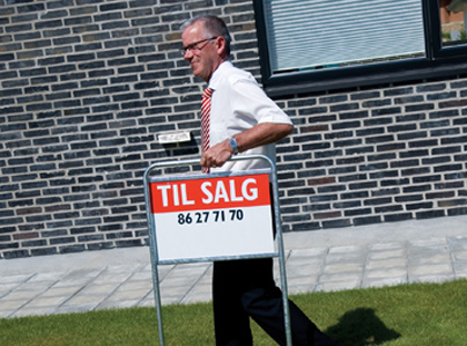Mange steder må sælgerne fjerne salgsskiltet uden at have fået solgt sommerhuset. Foto: Colourbox
