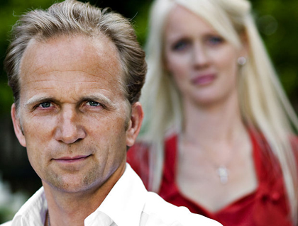 Peter Linck og konen Camilla, der kan skimtes i baggrunden, lader sommerhuset ryge på tvang igen. Foto: Søren Bidstrup