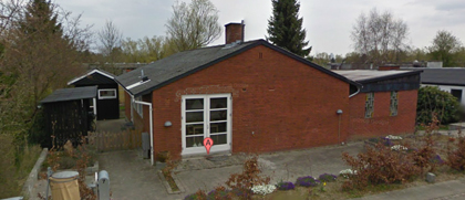 "Den grimme ælling", skriver mægleren om dette hus. Foto: Google Street View