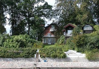 Villaen på Sofievej kostede 60 mio. kr. i 2009. Nu kan den fås for 37 mio. kr.. Foto: Jan Fog