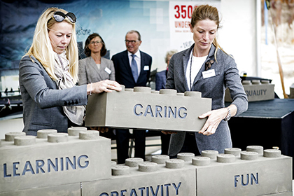 Sofie Kirk Kristiansen (th) måtte af med 15 mio. kr. Foto: Robert Attermann