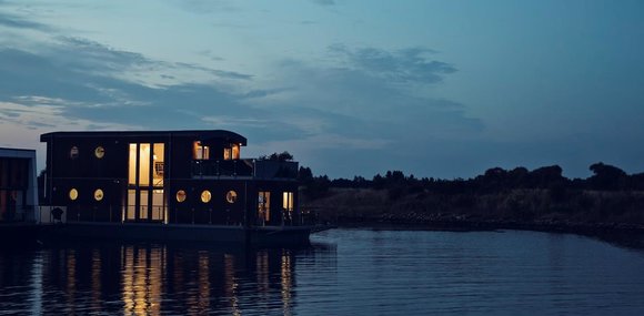 Husbåden her ligger i Nykøbing Sj. Havn og er til salg hos Notar Ejendomsmægleren Foto: Notar